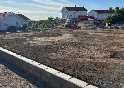 Förbereder för gräsmatta på tomt