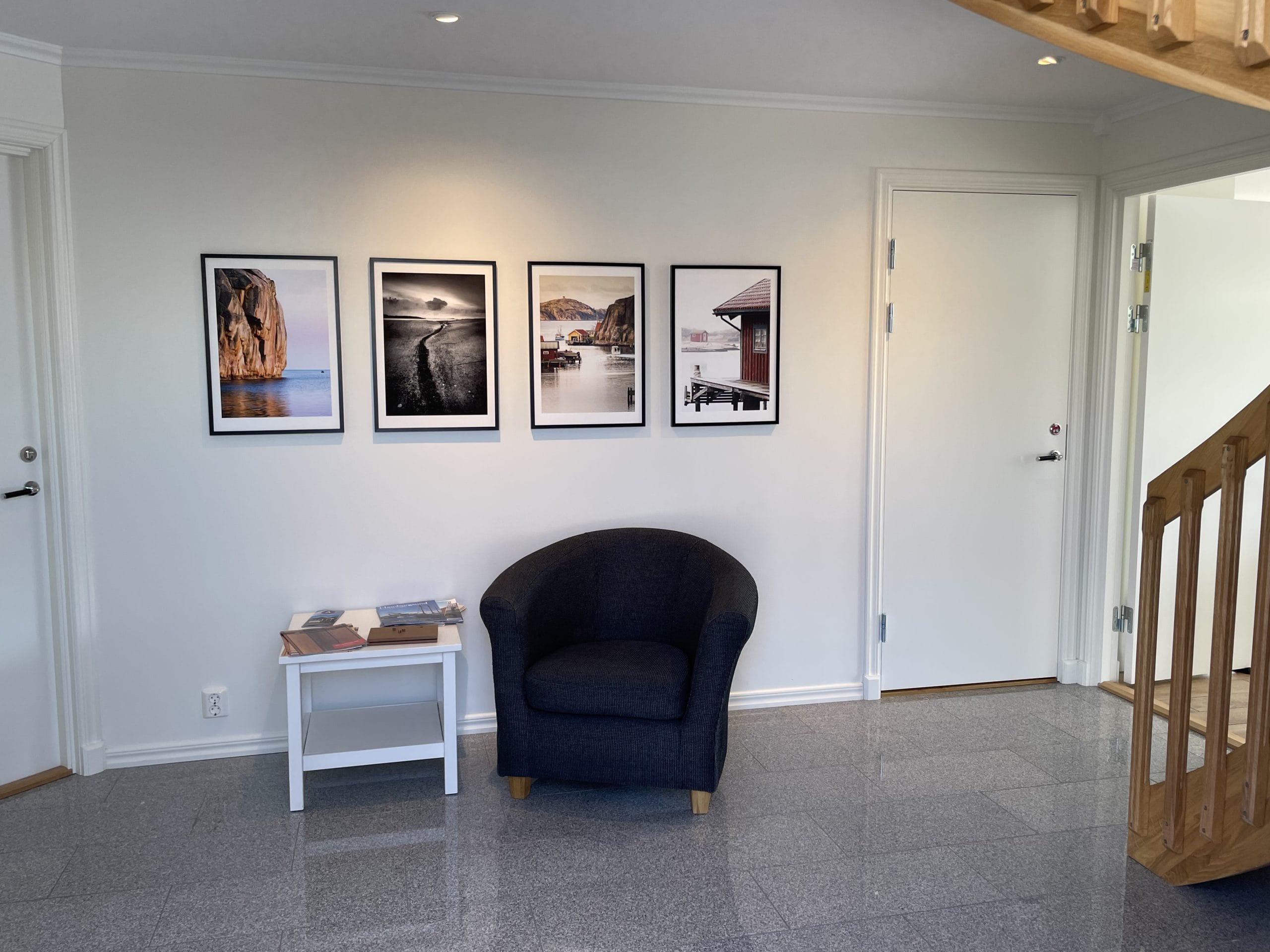 Ljus hall med fåtölj och fotokonst på kontorshotellet