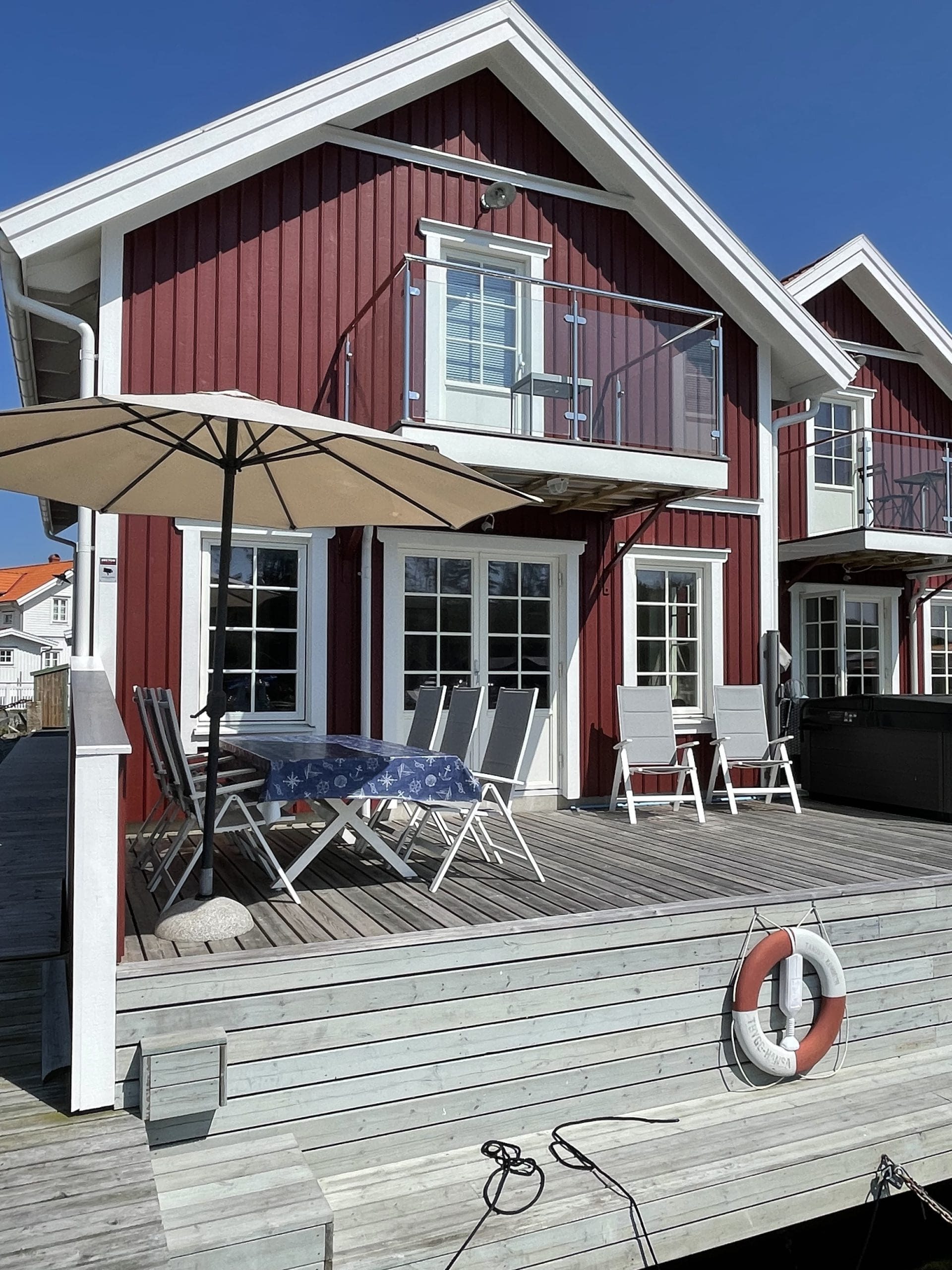 Skärets havsnära kontors- och verksamhetshotell med uteplats i Hamburgsund