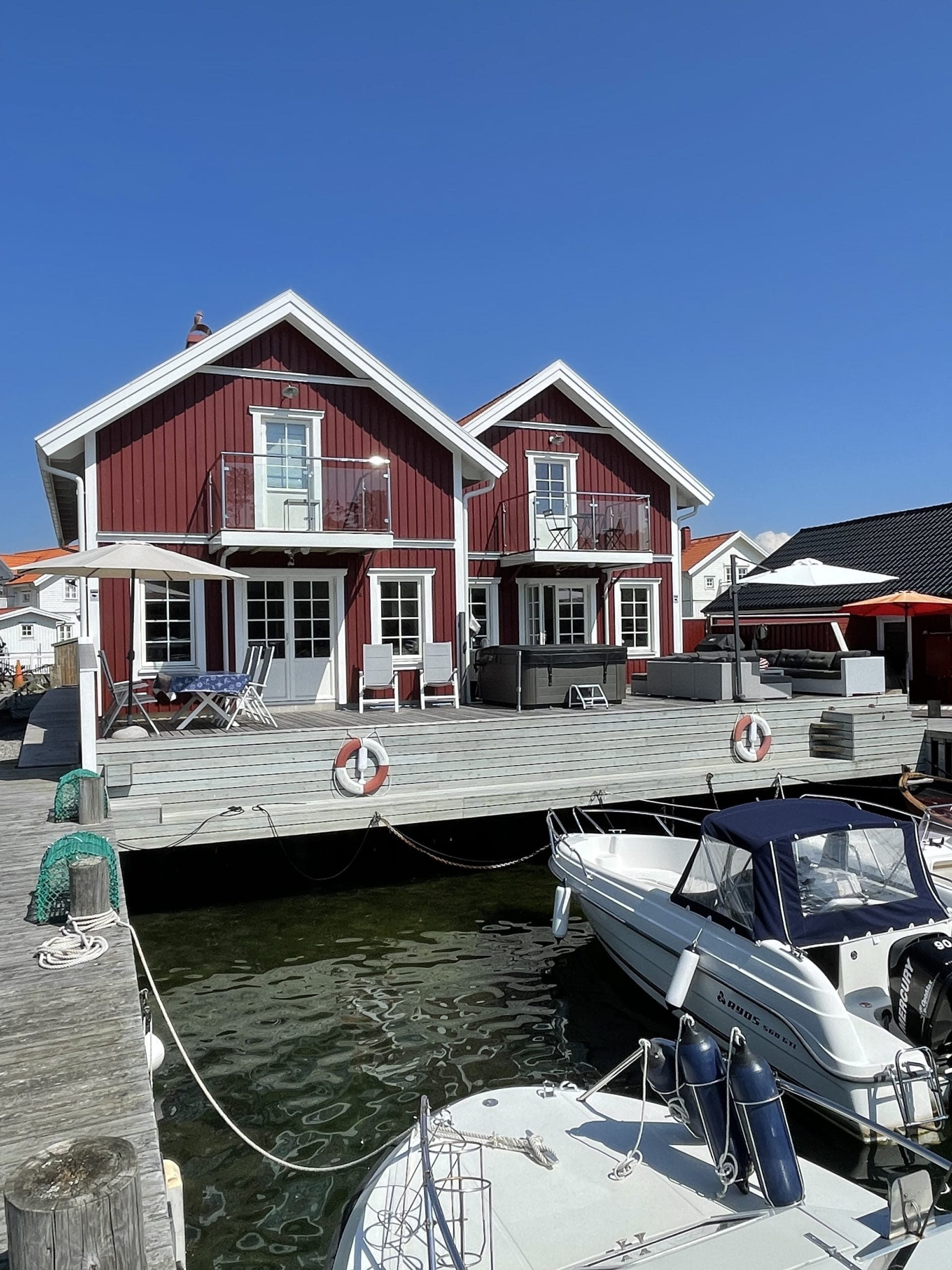 Sjöhuset med kontors- och verksamhetsrum vid vattnet i Hamburgsund