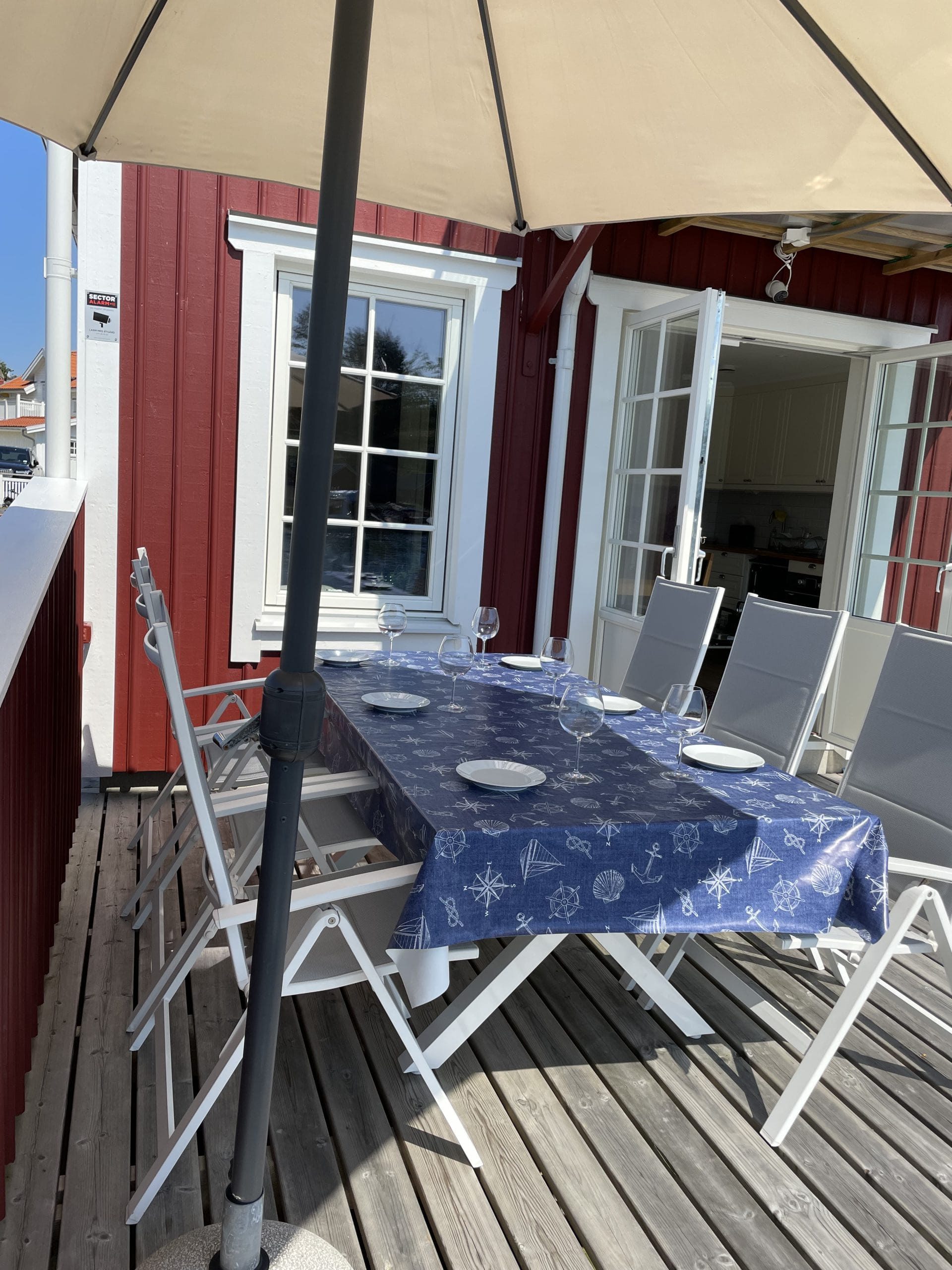 Möblerad uteplats med matbord på kontorshotellet