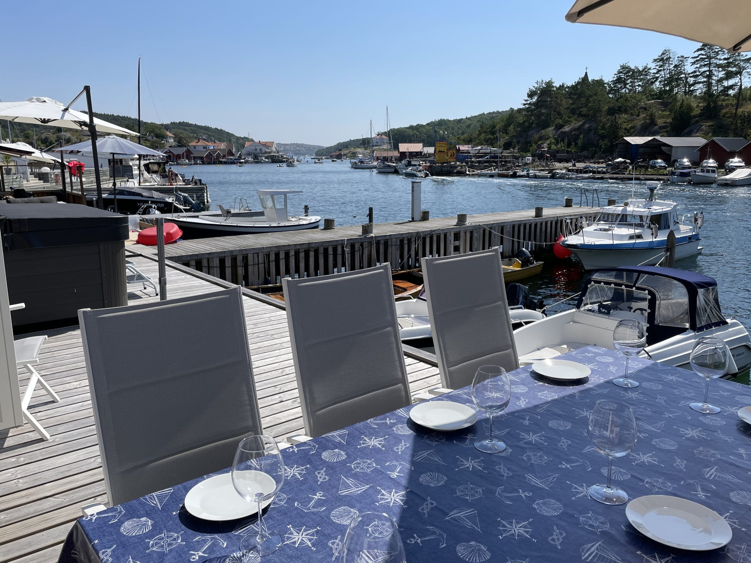 Havsnära uteplats vid hamnen i Hamburgsund
