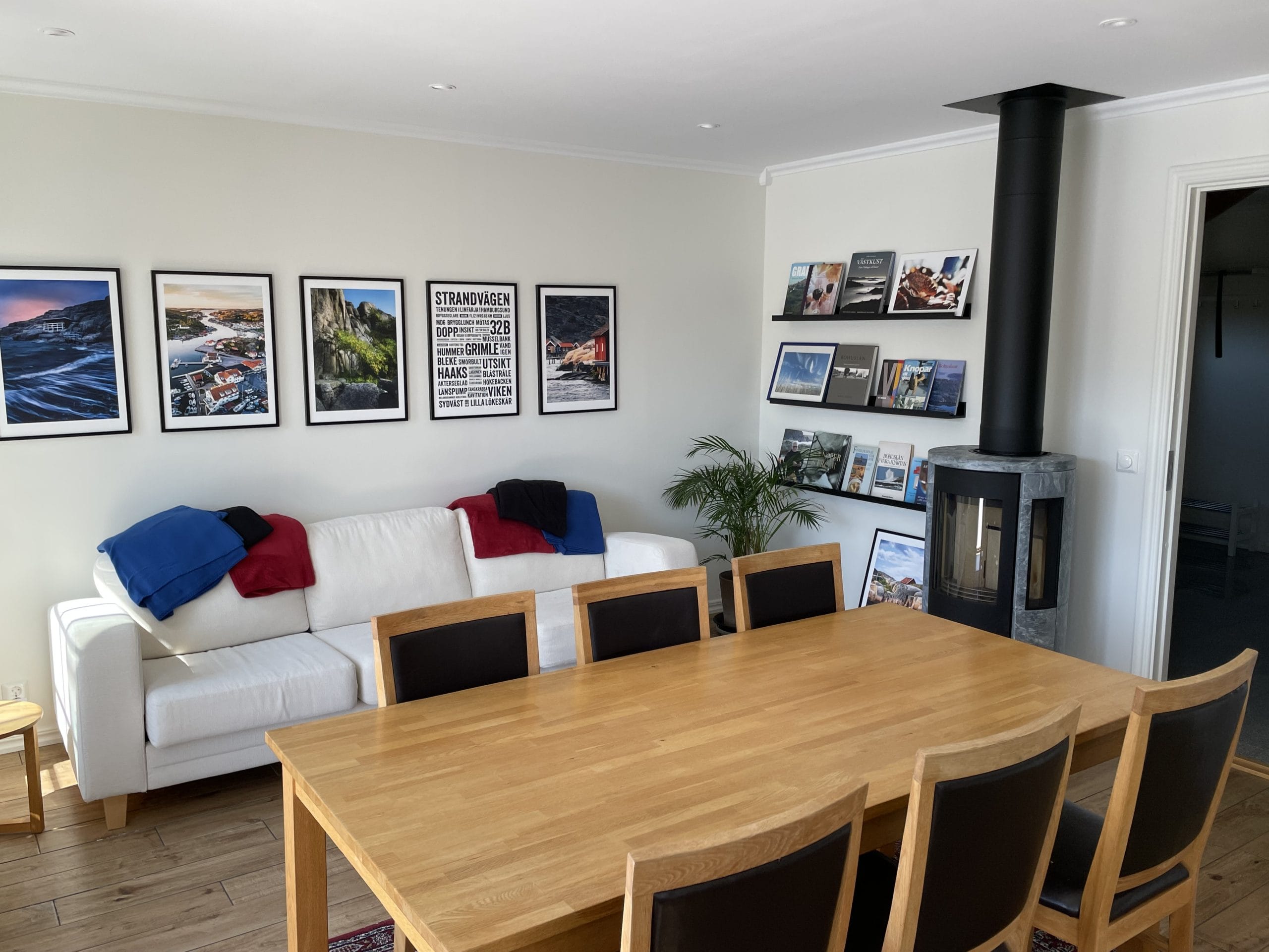 Möblerat vardagsrum och matplats i kontorshotellets gemensamma yta